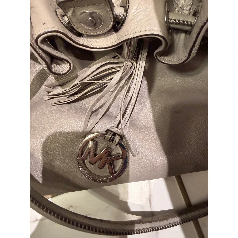Michael Kors Leather Hobo Shoulder Bag Gray Tassel Drawstring Magnet‎ Close